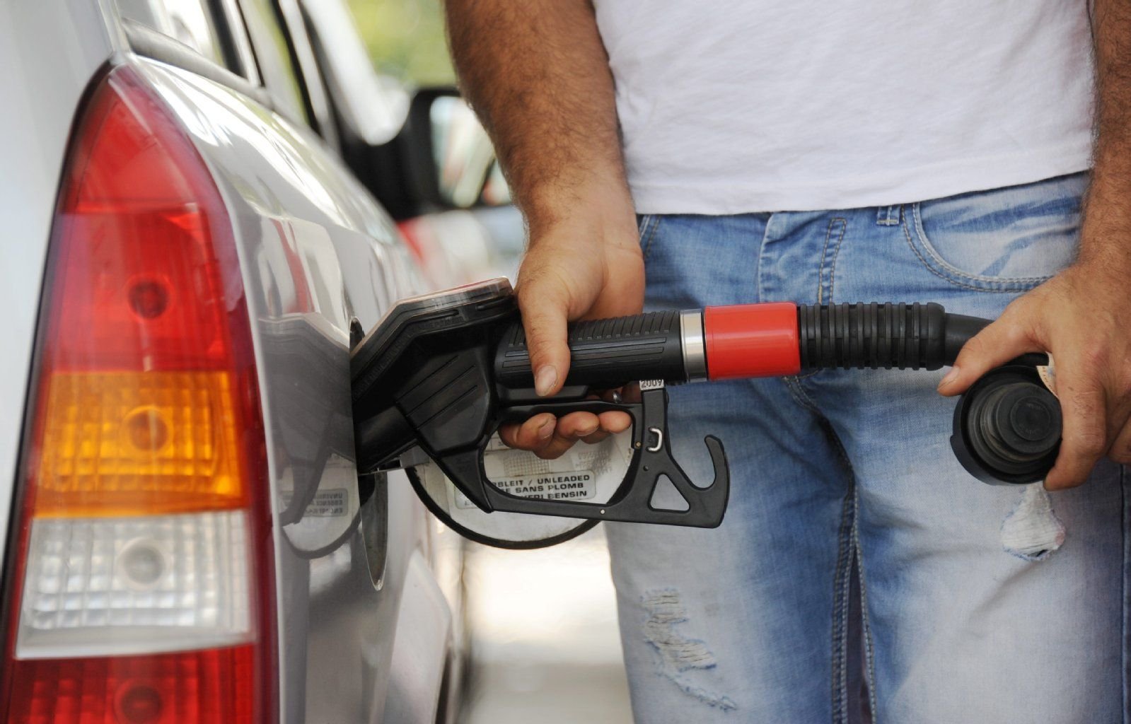 Während Aral und Shell schon um 20 Uhr beginnen die Preise anzuheben, kann man bei Total und Jet um einiges länger günstig tanken.