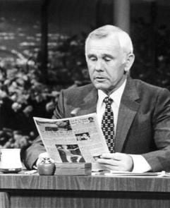 Der amerikanische TV-Entertainer und Talkmaster Johnny Carson liest während seiner Show am 17. März 1981 einen Artikel des National Enquirer vor, in dem über seine angeblich zerrüttete Ehe berichtete wird, und bezeichnet das Blatt sowie die Verfasser als Lügner (Archivfoto). (Foto: dpa)