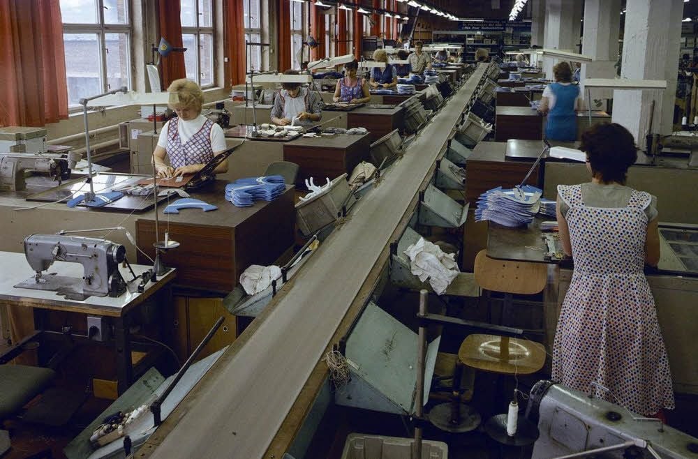 Blick in eine Schuhfabrik in Weißenfels - im Betrieb in Nemsdorf hat es so ähnlich ausgesehen, schildern ehemalige Mitarbeiter.