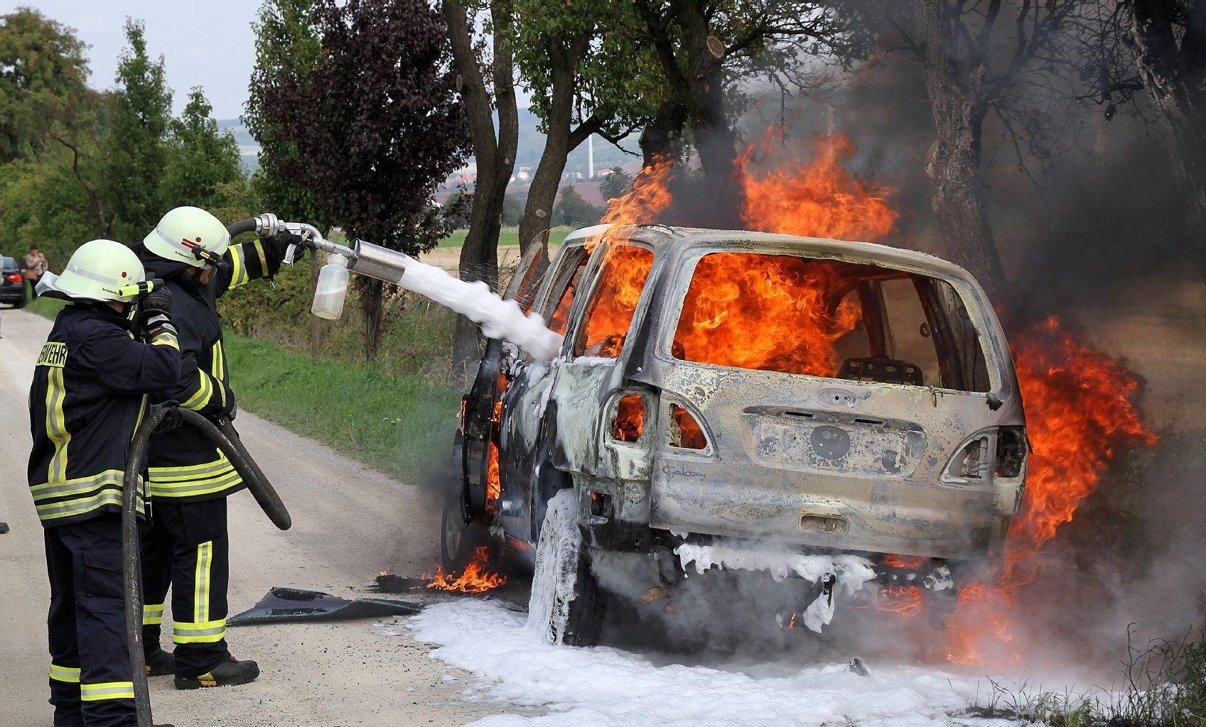 Beim Brand eines Autos auf einem Feldweg kurz vor dem Ortseingang Kelbra war ein Großaufgebot der Feuerwehren vor Ort. Ein Mensch kam in dem Feuer ums Leben.