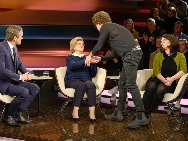 Der Comedian Atze Schröder (2.v.r.) reicht Eva Szepesi (2.v.l.) im Beisein ihrer Tochter Anita Schwarz (r) im Studio bei Markus Lanz die Hand. Foto: Markus Hertrich/ZDF/dpa