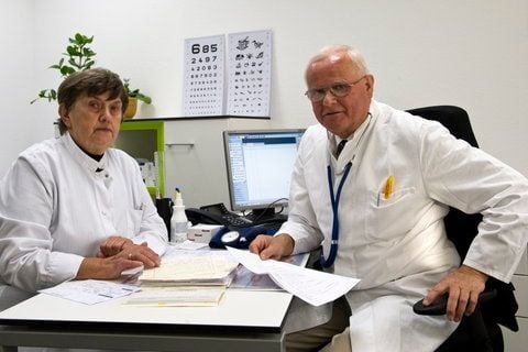 Die Ärzte Ursula Kleemann und Wilfried Schielke posieren in Letzlingen während der hausärztlichen Sprechstunde einer Filialpraxis der kassenärztlichen Vereinigung von Sachsen-Anhalt. (FOTO: DAPD)