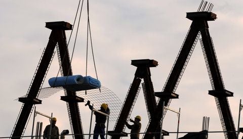 Bauarbeiter arbeiten auf einer Baustelle in München (Oberbayern). (FOTO: ARCHIV/DPA)