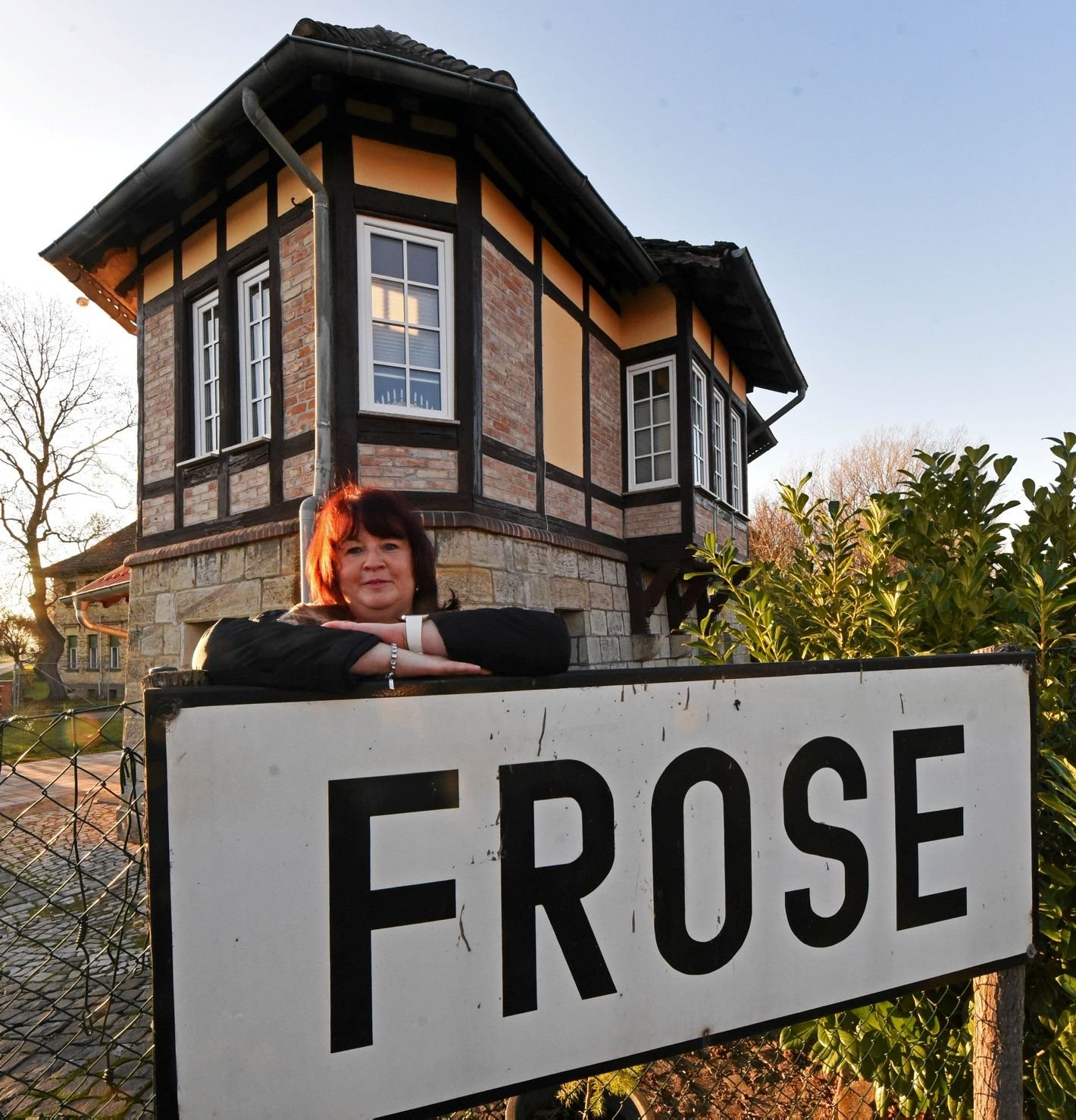 Susan Bruder steht vor dem Stellwerk, in dem nun eine Ferienwohnung untergebracht ist.