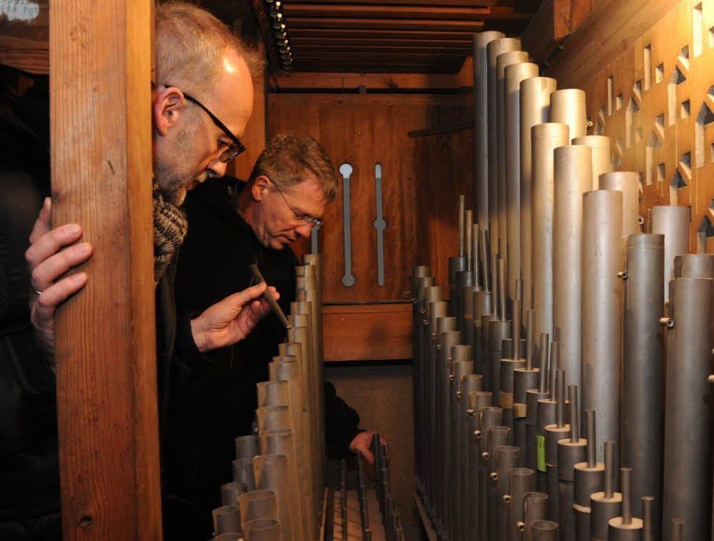 Kantor Thomas Ennenbach (links) und Orgel-Referent Christoph Zimmermann sehen sich das Innere der Orgel an.