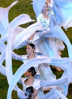 Taiwanesische Frauen tanzen am Sonntag (24.07.2005) in Duisburg bei der Abschlussfeier der World Games mit Schleiern. (FOTO: DPA)