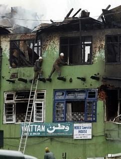 Das durch Granatenbeschuss zerstörte Hotel in der Innenstadt von Srinagar, in dem sich muslimische Separatisten verschanzt hatten. (Foto: dpa)