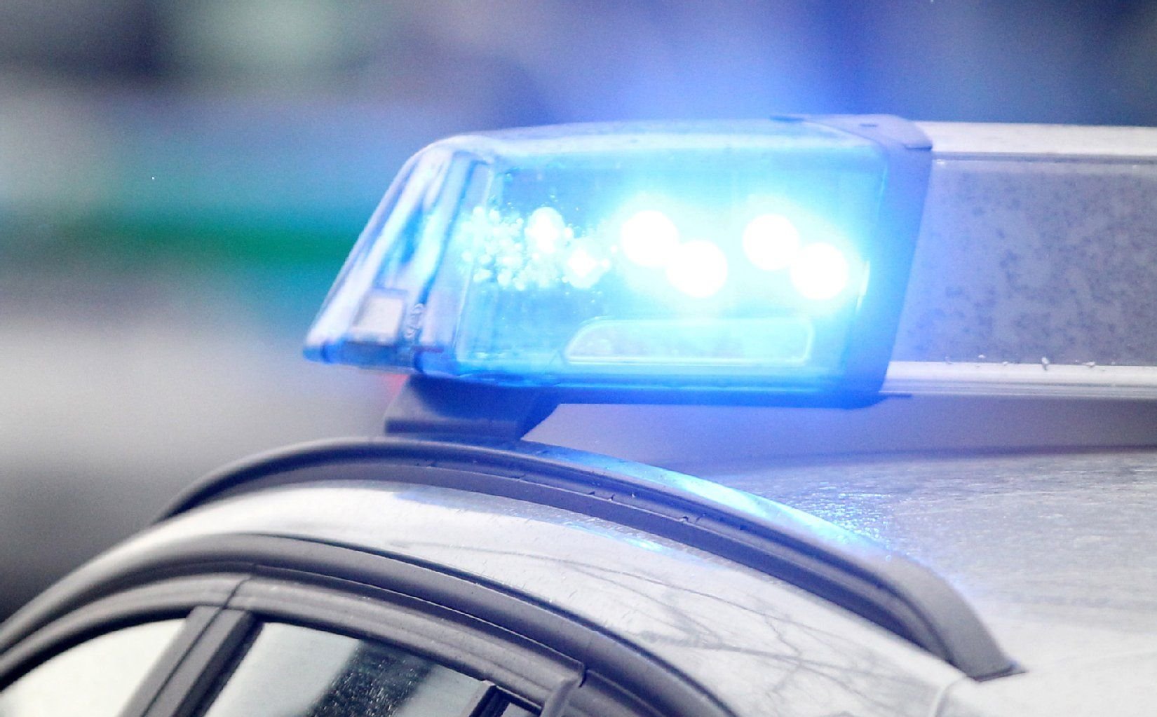 Blaulichter von Polizeifahrzeugen.