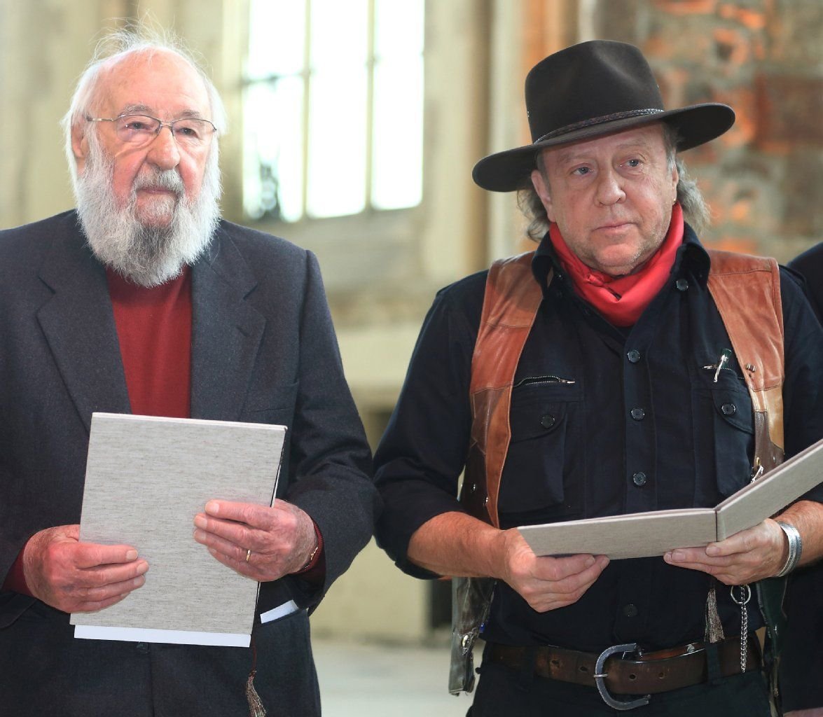Der Architekt Helmut Morlok (l.) und der Künstler Gunter Demnig werden in der Johanniskirche in Magdeburg (Sachsen-Anhalt) mit dem Lothar-Kreyssig-Friedenspreis ausgezeichnet.