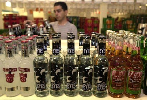 Ein junger Mann greift in ein Regal mit Alkoholmischgetränken in einem Stuttgarter Getränkemarkt. (FOTO: DPA)