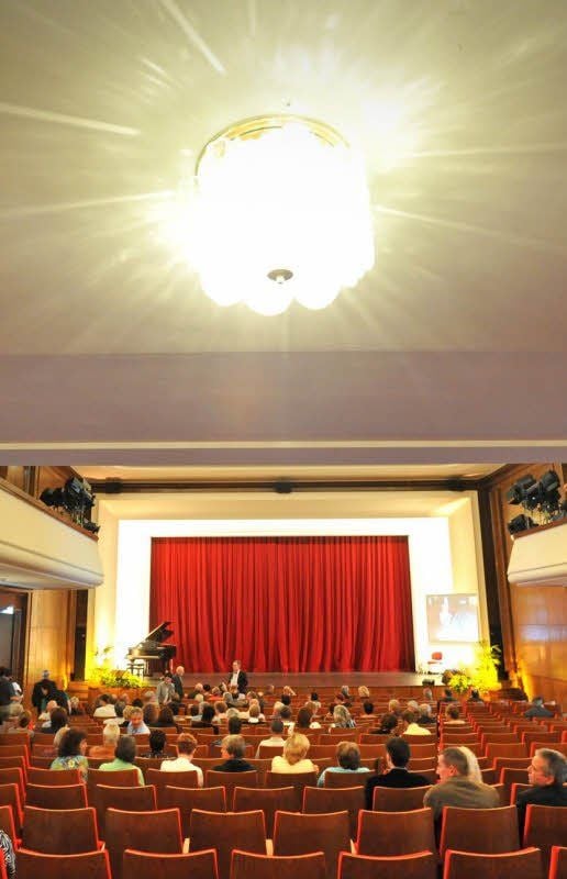 Zur Präsentation des renovierten Großen Saals im Wolfener Kulturhaus kamen viele Gäste - auch, um die neuen Stühle zu testen.