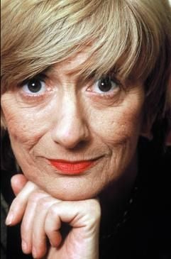Die französische Schriftstellerin Françoise Sagan ist tot. Sagan, die schnelle Autos liebte und Vertraute des verstorbenen Präsidenten François Mitterrand war, hatte ihren ersten Erfolgsroman «Bonjour Tristesse» mit 18 Jahren 1954 veröffentlicht. (Foto: dpa)