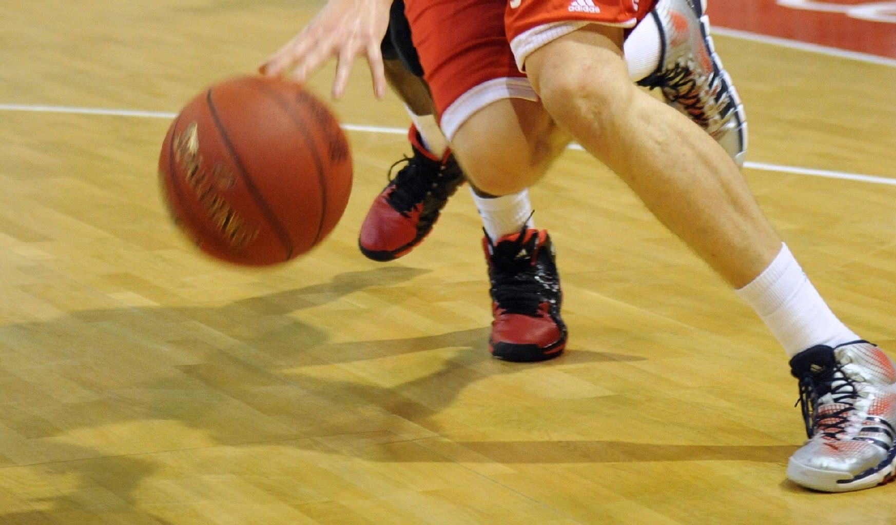 Zwei Basketballer im Kampf um den Ball.