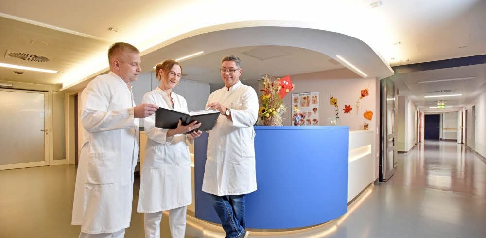 Im neu organisierten Medizinischen Versorgungszentrum in Bitterfeld können René Wittmann, Carola Kriegel, Steffen Schock (v. l.) nun die Patienten schneller und umfassender behandeln.