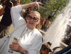 Die schwedische Schauspielerin Anita Ekberg wirft am Freitag (20.06.2003) in der Hauptstadt anlässlich einer Brunneneinweihung am Hausvogteiplatz in Berlin-Mitte eine Münze in das Wasser. (Foto: dpa)