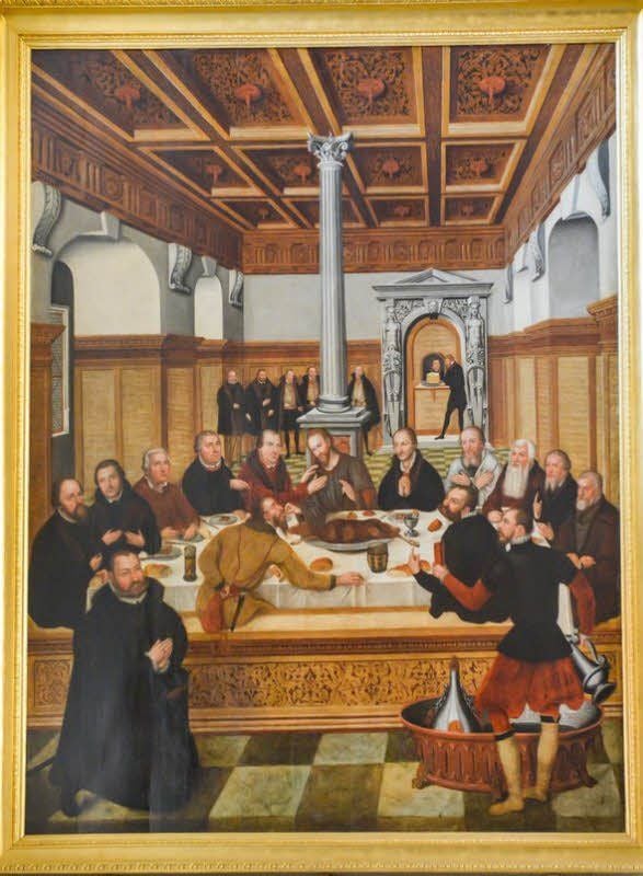 Dieses Abendmahlsgemälde von Lucas Cranach dem Jüngeren aus dem Jahr 1565 gehört zur Ausstattung der Agnuskirche in Köthen. Derzeit ist es jedoch nach Wittenberg ausgeliehen und dort in der Cranach-Landesausstellung im Augusteum zu sehen. Ein „Zwilling“ des Bildes befindet sich in Dessau.