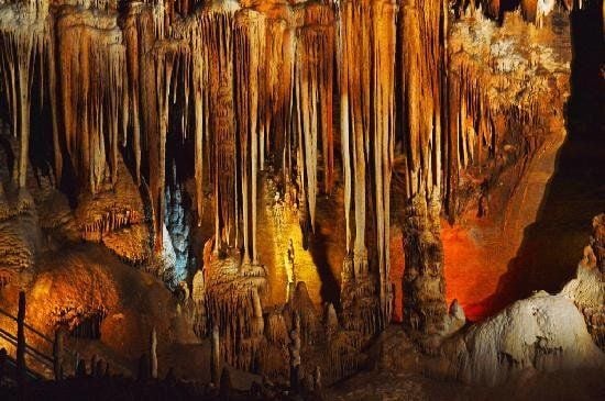 Mehrere tausend Formationen von Stalaktiten, Stalagmiten, Säulen und Terrassen wachsen in der Blanchards-Springs-Höhle im US-Bundesstaat Arkansas.