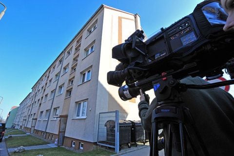 Ein Kameramann steht vor einem Haus in Bad Langensalza, wo sich ein bewaffneter Mann mit seinem fünfjährigen Sohn in der Wohnung verschanzt hat. (FOTO: DPA)