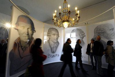 Besucher schauen sich die Austellung über den Komponisten Joseph Haydn in Eisenstadt (Burgenland) an. (FOTO: DPA)
