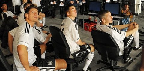 Mario Goemz (v.l.), Philipp Lahm und Bastian Schweinsteiger schauen nach oben. (FOTO: DAPD)