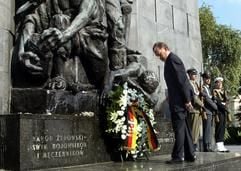 Bundespräsident Horst Köhler steht am Dienstag (30. August 2005) vor dem Denkmal der Helden des Warschauer Ghettos in Warschau, nachdem er einen Kranz niedergelegt hat. (Foto: dpa)
