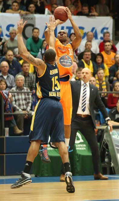 Michael Cuffee scheitert mit einem der vielen Distanzwürfe, die der MBC gegen Alba versuchte.