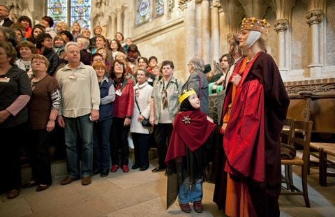 Die kleine Uta Gärtner (5) aus Halle steht als jüngste Teilnehmerin beim 4. Uta-Treffen neben der Uta-Darstellerin Jacqueline Girbig im Dom von Naumburg. (FOTO: DPA)