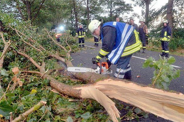 Schadelebener Kameraden sind mit der Kettensäge im Einsatz.