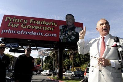 Frederic Prinz von Anhalt vor seinem Wahlplakat. (FOTO: DPA)