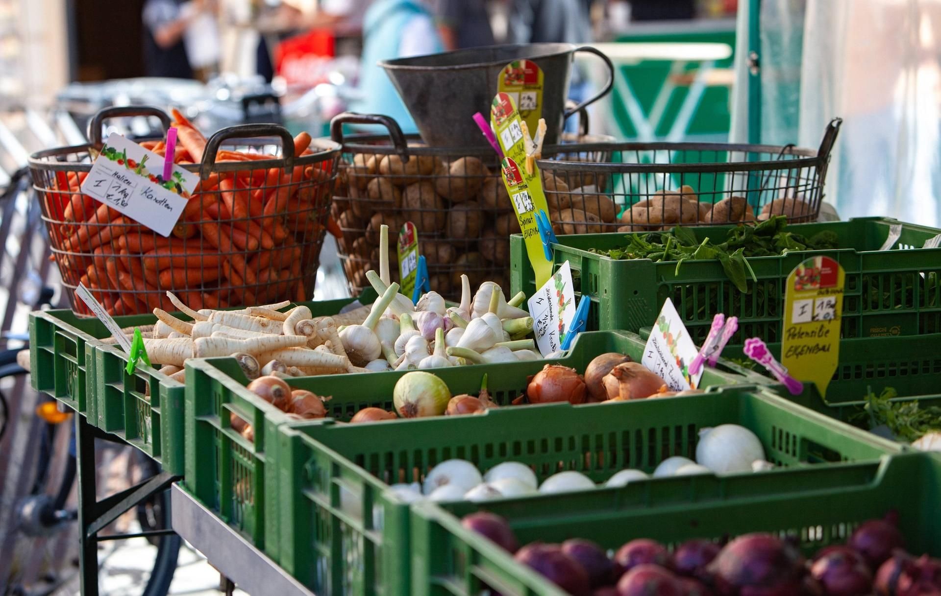 Die Ansteckungsgefahr für COVID-19 durch Lebensmittel ist sehr gering. Trotzdem sollten Marktbesucher entsprechen Abstand halten.