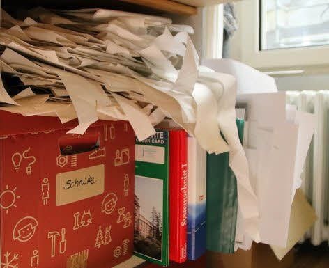 Wohlgeordnetes Chaos: Die Modedesignerin behält auch in ihren Skizzenbergen den Durchblick.