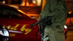Ein Polizist sichert am 12. März 2008 mit einer Maschinenpistole eine Kontrollstelle der Polizei in Leipzig im Kneipenviertel. Im Zusammenhang mit den brutalen Auseinandersetztungen zwischen rivalisierenden Banden in der Leipziger Diskothekenszene versucht die Polizei, weitere Gewaltakte zu verhindern. (Foto: ddp)