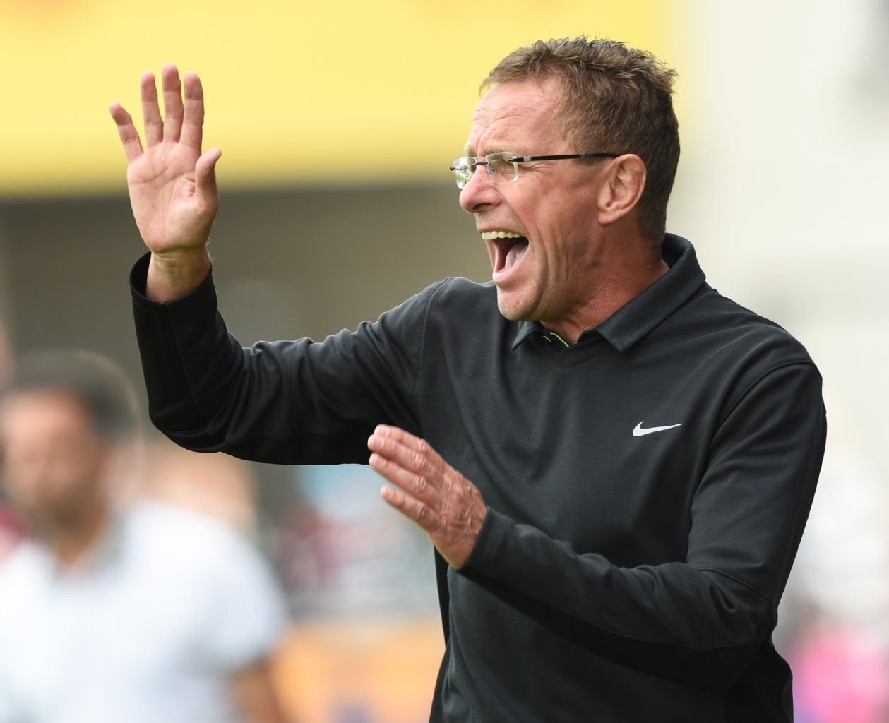 Leipzigs Cheftrainer Ralf Rangnick ist an der Seitenlinie in Aktion.
