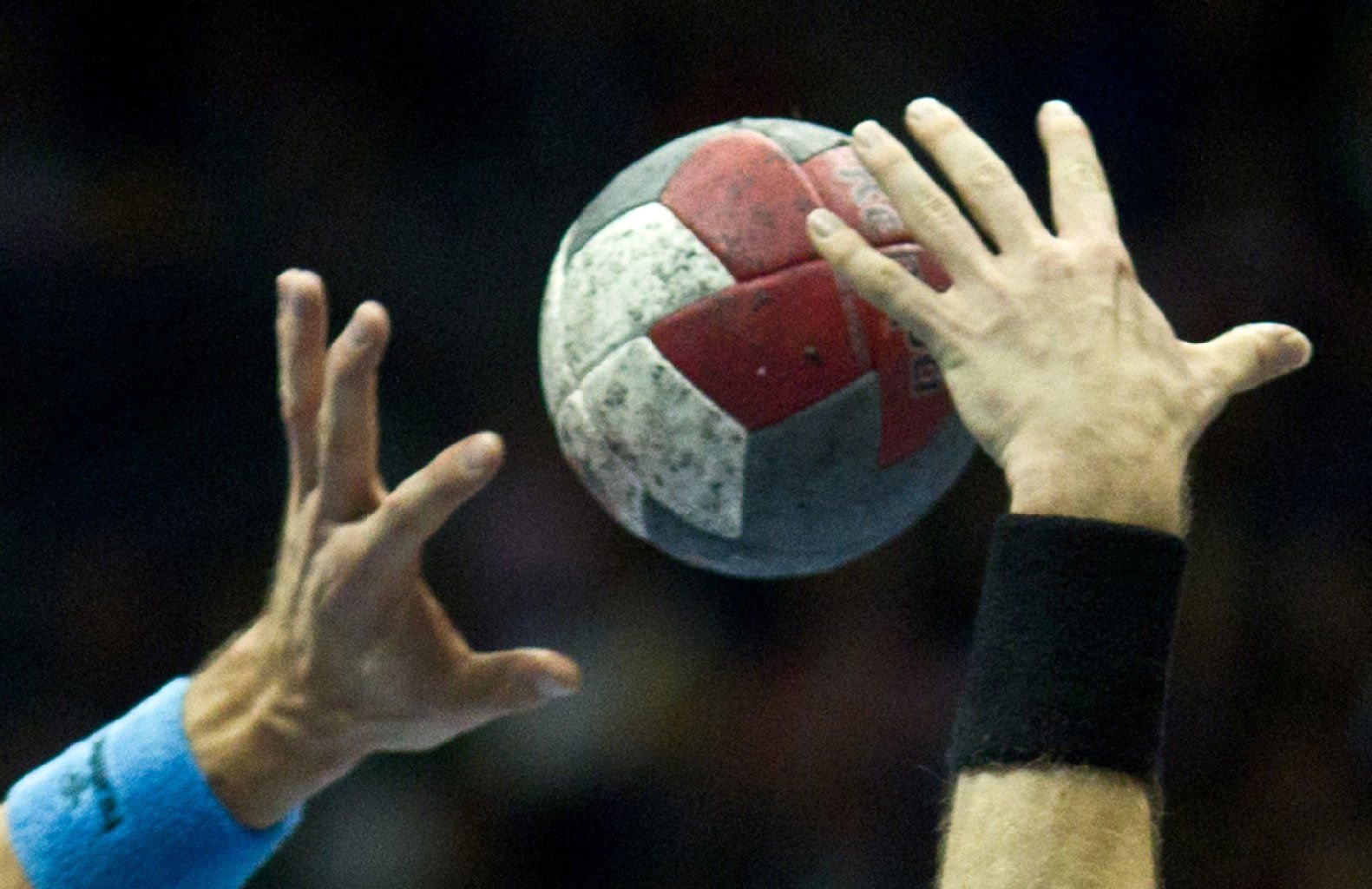 Kampf um einen Handball