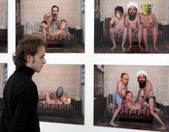 Eine Fotomontage mit den Köpfen prominenter Personen des Zeitgeschehens betrachtet ein Besucher in Berlin. Das Werk der russischen Künstler Alexander Shaburov und Viacheslav Mizin, die sich zusammen «Blue Noses» nennen, wird gegenwärtig in der Galerie Diehl gezeigt. (Foto: dpa)
