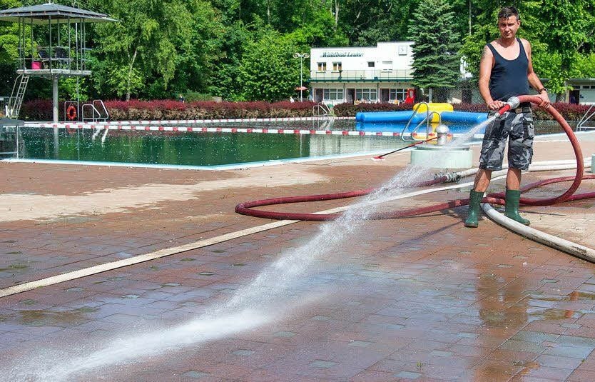 Nico Gebhardt war einer der freiwilligen Helfer. Obwohl er Urlaub hatte, packte er im überfluteten Waldbad mit an.