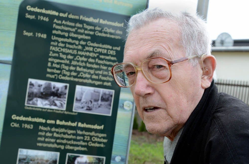 Der pensionierte Lehrer Lothar Czoßek müht sich seit mehr als 40 Jahren um die Aufarbeitung der Geschichte des ehemaligen KZ-Außenlagers Wille in Rehmsdorf. Am Wochenende führte er die Mitglieder des Fördervereines Buchenwald durch die Gedenkstätte.