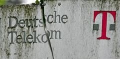 Ein verwittertes und zerbrochenes Schild der Deutschen Telekom AG steht vor einer Niederlasung des Unternehmens in Cottbus. (Foto: ddp)