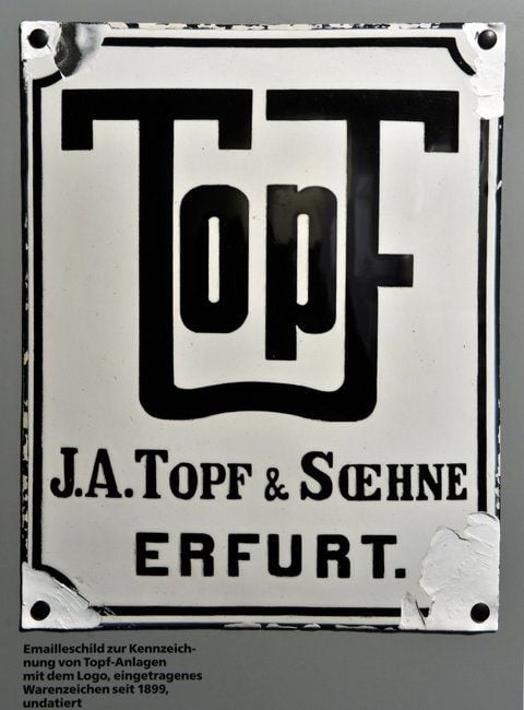 Im Erinnerungsort «Topf & Söhne» in Erfurt ist ein altes Firmenschild zu sehen. Vor einem Jahr öffnete auf dem einstigen Firmengelände die Erinnungsstätte. (FOTO: DPA)