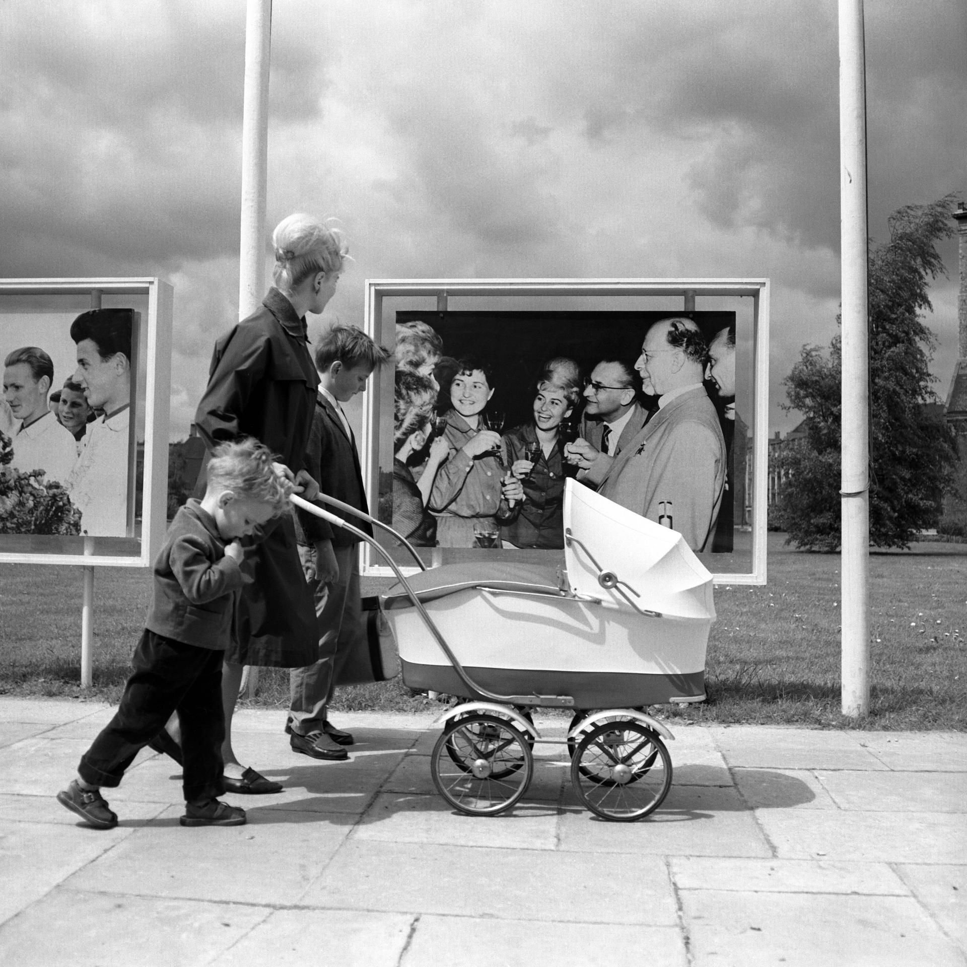Mutter mit Kindern unterwegs in Ost-Berlin, 1964.