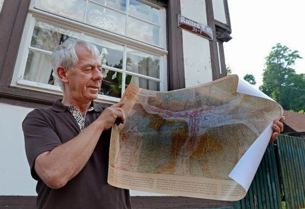 Ortsbürgermeister Ulrich Franke zeigt einen alten Stadtplan, auf dem die vier Täler der historischen Fachwerkstadt Stolberg zu erkennen sind - das kleine rechts unten ist das Kalte Tal. So heißt die Straße noch heute.