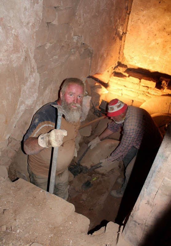 Michael Putze und Johannes Hinz beim Entkernen des Schachtes, der einst die Wasserkammer war.