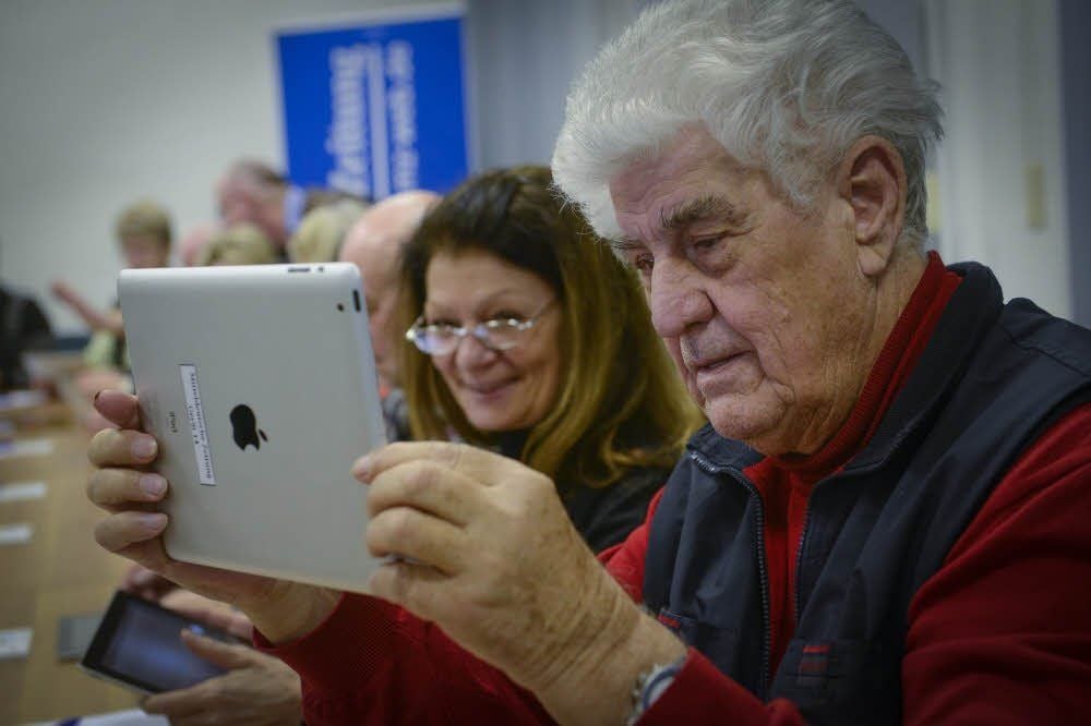 Helge Finze (75) aus Köthen macht sich mit den Möglichkeiten des Tablets vertraut.
