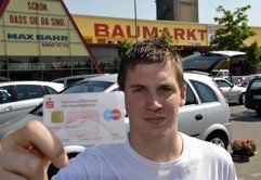 Der 19-jährige Student Marius Johnen aus Mainz steht vor einem Baumarkt in Mainz und hält seine EC-Karte in der Hand, die unbekannte Täter an der Kasse des Baumarktes ausgelesen und kopiert haben und danach rund 600 Euro von seinem Konto abbuchten. (Foto: ddp)