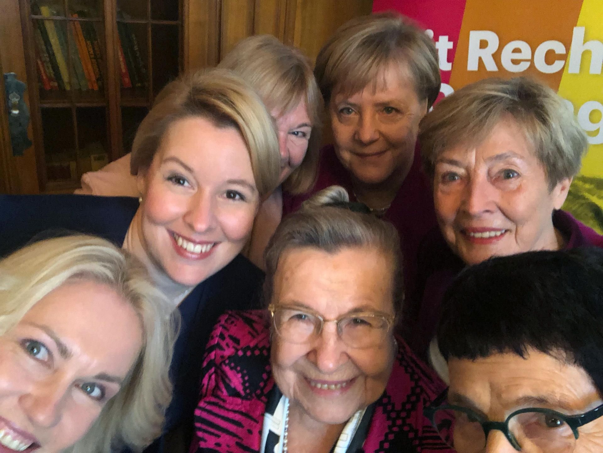 L-r: Manuela Schwesig, Franziska Giffey (beide SPD), Bundesfamilienministerin, Bettina Hagedorn (3.v.l., SPD), Ursula Lehr (vorne M), Angela Merkel (hinten M, beide CDU), Christine Bergmann (SPD) und Rita Süssmuth (CDU) mit einem Selfie beim Festakt zu 100 Jahre Frauenwahlrecht im Deutschen Historischen Museum.