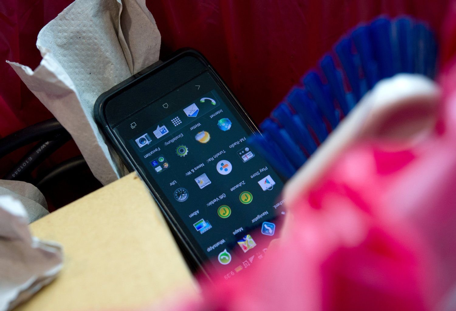 Das Smartphone im Müll? Mit den richtigen Apps kann das alte Handy noch eine sinnvolle Aufgabe bekommen.