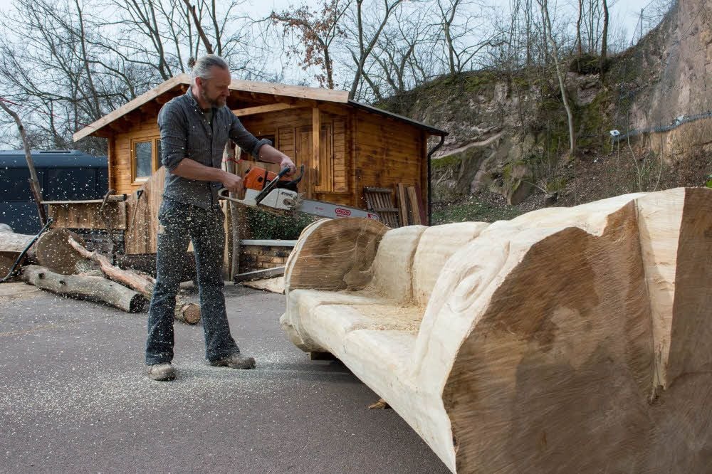 Aus einer umgestürzten Pappel zaubert Christian Hager im Saalekiez mit der Kettensäge ein Sofa. Fehlen nur noch ein paar Schafsfelle.