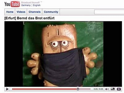 Der Screenshot aus einem in dem Internetportal «YouTube» veroeffentlichten Video zeigt ein Bild von einer vermummten «Bernd das Brot»-Figur. (FOTO: YOU TUBE/DDP)