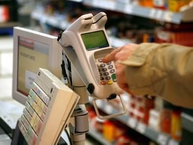 Ein Kunde zahlt an einer Kasse mit EC-Karte.