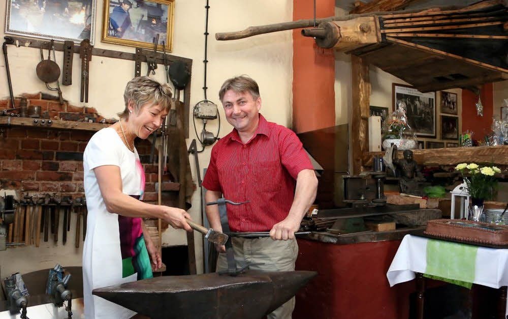 Sie weiß den Hammer zu schwingen: Bei seiner Frau Annett bedankte sich Andreas Schneider für 25 Jahre Rückhalt.